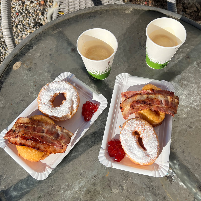 Fruhstucks Donuts mit Speck und Marmelade